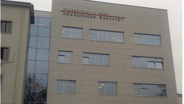 БРУТАЛНО НАСИЉЕ Њих 30 малтретира читав факултет - Блокирали зграду Медицинског факултета у Нишу БРУТАЛНО НАСИЉЕ Њих 30 малтретира читав факултет - Блокирали зграду Медицинског факултета у Нишу