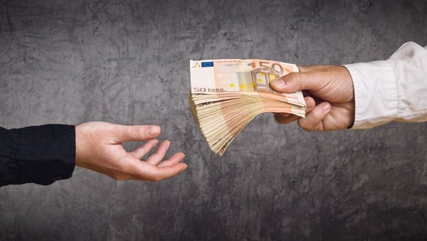 ЗА ОВАЈ ПОСАО ВАМ НЕ ТРЕБА ДИПЛОМА, А НЕДЕЉНА ЗАРАДА ЧАК 1.200 ЕВРА: Паре само капљу, а муштерија увек има ЗА ОВАЈ ПОСАО ВАМ НЕ ТРЕБА ДИПЛОМА, А НЕДЕЉНА ЗАРАДА ЧАК 1.200 ЕВРА: Паре само капљу, а муштерија увек има