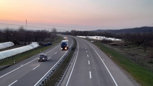 АУТОМОБИЛ СЛЕТЕО СА АУТО-ПУТА: Саобраћајна несрећа код Лесковца, повређени превезени у Општу болницу АУТОМОБИЛ СЛЕТЕО СА АУТО-ПУТА: Саобраћајна несрећа код Лесковца, повређени превезени у Општу болницу
