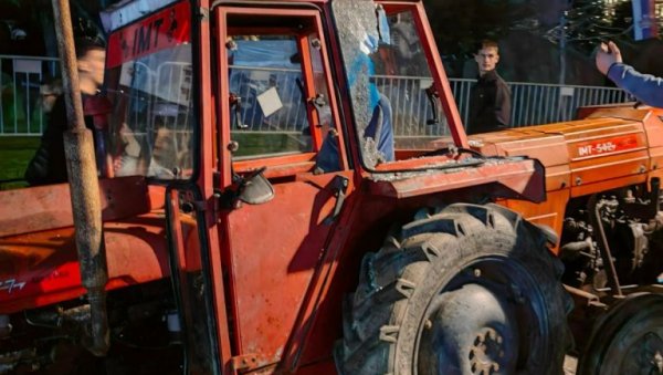 НАСИЛНОЈ ОПОЗИЦИЈИ НИШТА НИЈЕ СВЕТО! Људи, породични домови и трактори мете блокадера! ПОЛИЦИЈА СЛЕПА, А ПРАВОСУЂЕ ЋУТИ! НАСИЛНОЈ ОПОЗИЦИЈИ НИШТА НИЈЕ СВЕТО! Људи, породични домови и трактори мете блокадера! ПОЛИЦИЈА СЛЕПА, А ПРАВОСУЂЕ ЋУТИ!