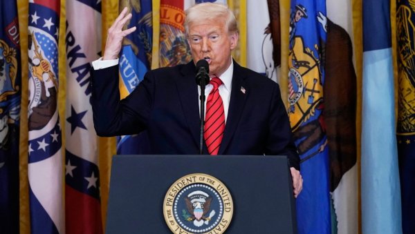 АМЕРИКА У ТРГОВИНСКОМ РАТУ: Трампова нова тарифна политика утиче на глобалну трговину АМЕРИКА У ТРГОВИНСКОМ РАТУ: Трампова нова тарифна политика утиче на глобалну трговину