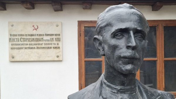 ХЕРОЈ ПОНОВО ПРЕД РОДНОМ КУЋОМ: Враћена биста Косте Стаменковића украдена пре дест година у Лесковцу ХЕРОЈ ПОНОВО ПРЕД РОДНОМ КУЋОМ: Враћена биста Косте Стаменковића украдена пре дест година у Лесковцу