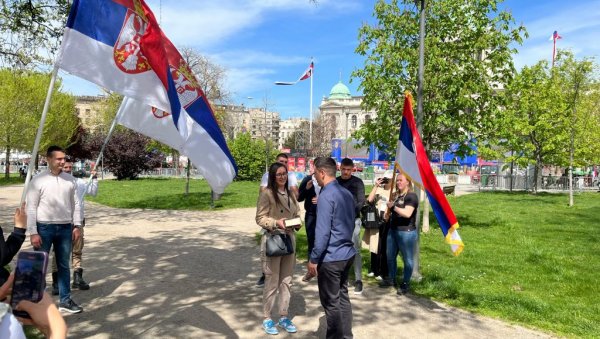 ЕМОТИВАН ИСПРАЋАЈ НА ФАКУЛТЕТ ПРВОГ СТУДЕНТА ИЗ ПИОНИРСКОГ ПАРКА Спремили су посебан поклон за колегиницу (ВИДЕО) ЕМОТИВАН ИСПРАЋАЈ НА ФАКУЛТЕТ ПРВОГ СТУДЕНТА ИЗ ПИОНИРСКОГ ПАРКА Спремили су посебан поклон за колегиницу (ВИДЕО)