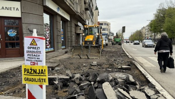 РАДОВИ НА ЛЕСКОВАЧКОМ БУЛЕВАРУ ОСЛОБОЂЕЊА: Поплочавање тротора из три дела