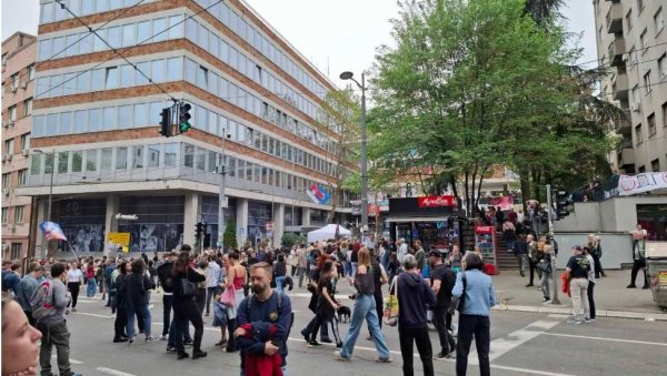 ЕВО ЗАШТО ОПОЗИЦИЈА ЛАЖЕ О СЛАЊУ ПОЛИЦИЈЕ НА БЛОКАДЕРЕ: Фотографија све показује ЕВО ЗАШТО ОПОЗИЦИЈА ЛАЖЕ О СЛАЊУ ПОЛИЦИЈЕ НА БЛОКАДЕРЕ: Фотографија све показује