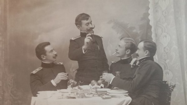ТАНКОСИЋ ЗА УСКРШЊИМ СТОЛОМ: Пронађена најранија позната фотографија чувеног српског војводе ТАНКОСИЋ ЗА УСКРШЊИМ СТОЛОМ: Пронађена најранија позната фотографија чувеног српског војводе