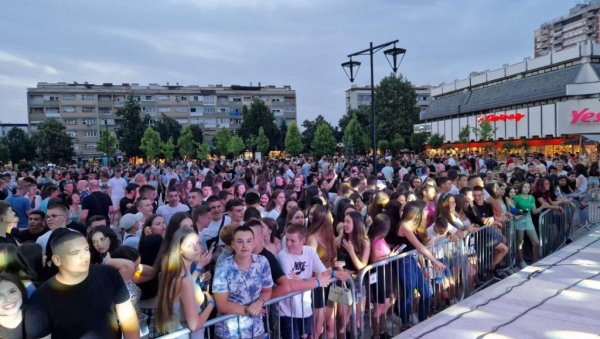 ЖУРКА ЗА МАЛЕ МАТУРАНТЕ: Награде за ученике генерације у Лесковцу ЖУРКА ЗА МАЛЕ МАТУРАНТЕ: Награде за ученике генерације у Лесковцу