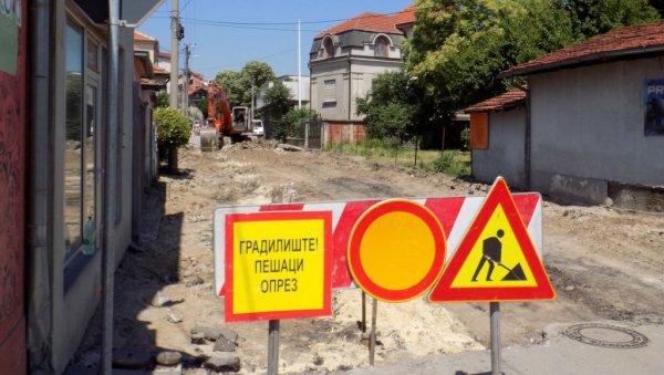 ШЕСТОДНЕВНА ОБУСТАВА САОБРАЋАЈА: Радови на изградњи канализационе мреже ШЕСТОДНЕВНА ОБУСТАВА САОБРАЋАЈА: Радови на изградњи канализационе мреже