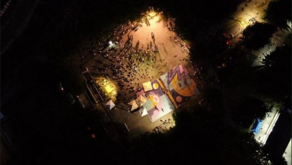 БЛОКАДЕРИ ПРАВЕ ХАОС У КОСЈЕРИЋУ: Посланици опозиције и НВО активисти хушкају народ усред изборне тишине (ФОТО)