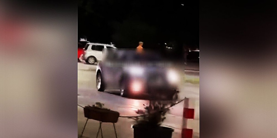 Uznemirujući snimak iz Podgorice! Kao pomahnitala gazila ljude po ulici: ''Ona je luda'' (VIDEO)