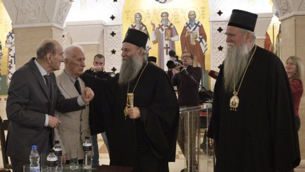 БЕЗ ИСТИНЕ НЕМА ПОЕЗИЈЕ: Извиискра Његошева додељена Мирославу Максимовићу у крипти Храма Светог Саве