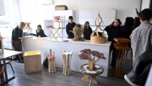 <div>IZLOŽBA ĐAČKIH LAMPI: Radovi učenika Tehničke škole “Drvo art” u Muzeju primenjenih umetnosti</div>