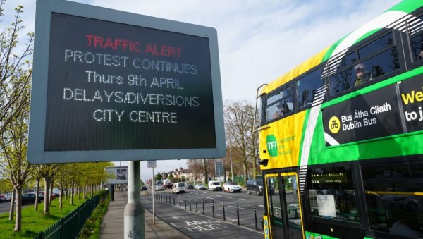 ИРСКА НА ИВИЦИ САОБРАЋАЈНОГ КОЛАПСА: Војска на улицама због блокада